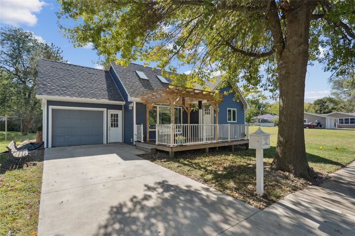 Property Photo:  307 Columbus Street  IA 50219 