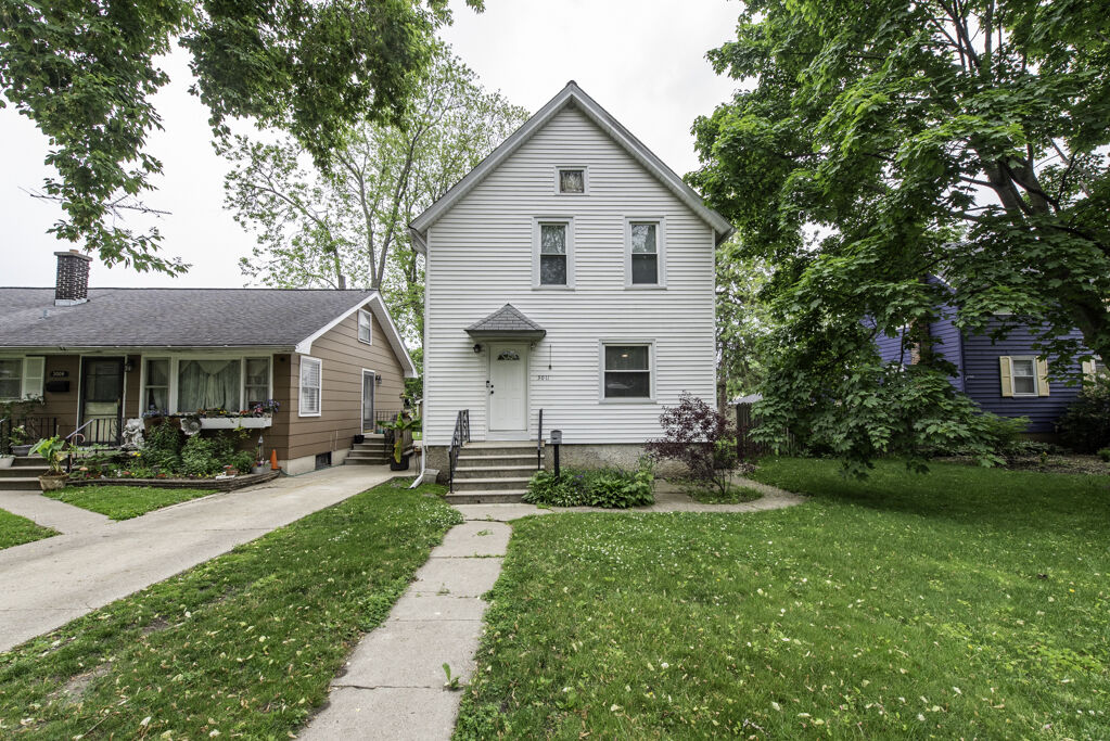 Property Photo:  3011 Emmaus Avenue  IL 60099 
