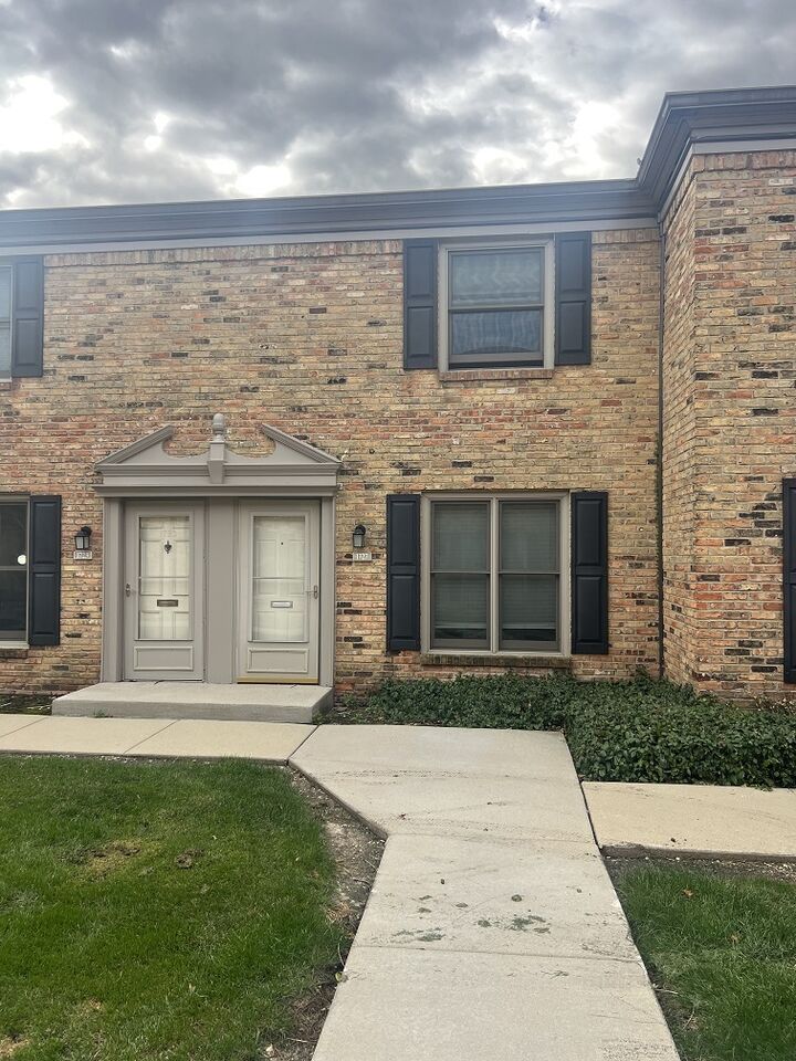 Property Photo:  1727 Sessions Walk  IL 60169 