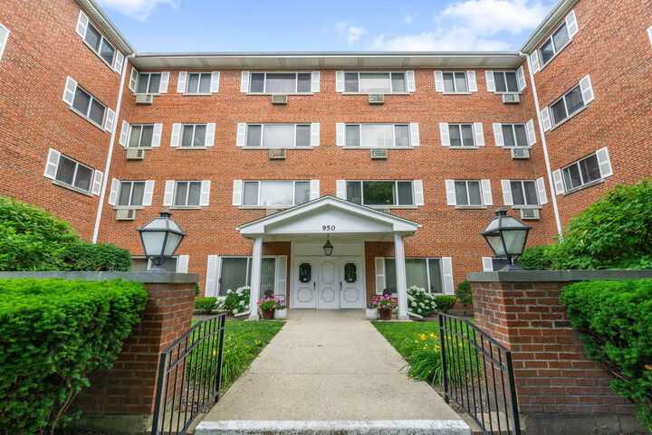 Property Photo:  950 Washington Boulevard 206  IL 60302 