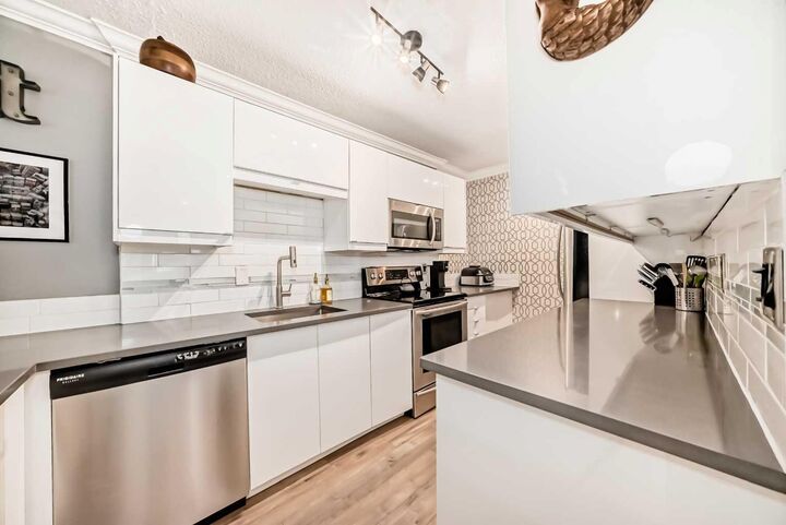 Property Photo:  1213 13 Avenue SW 205  AB T3C 0T2