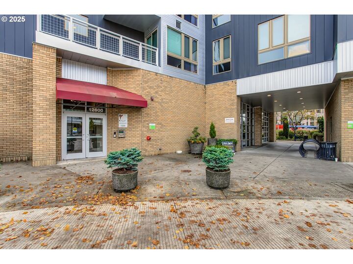 Property Photo: 12600 SW Crescent St 206 OR 97005