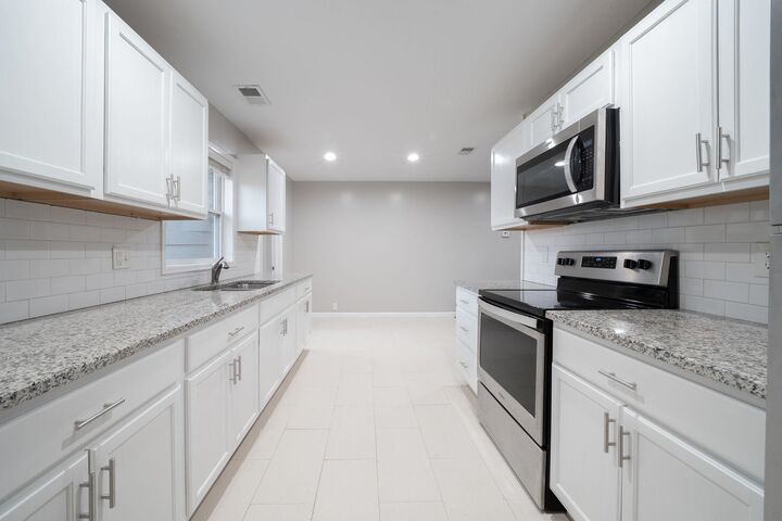 Property Photo:  716 S Edgemoor  KS 67218 