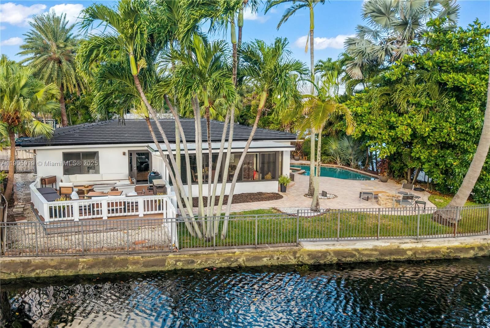 Property Photo:  3008 NE 1st Terrace  FL 33334