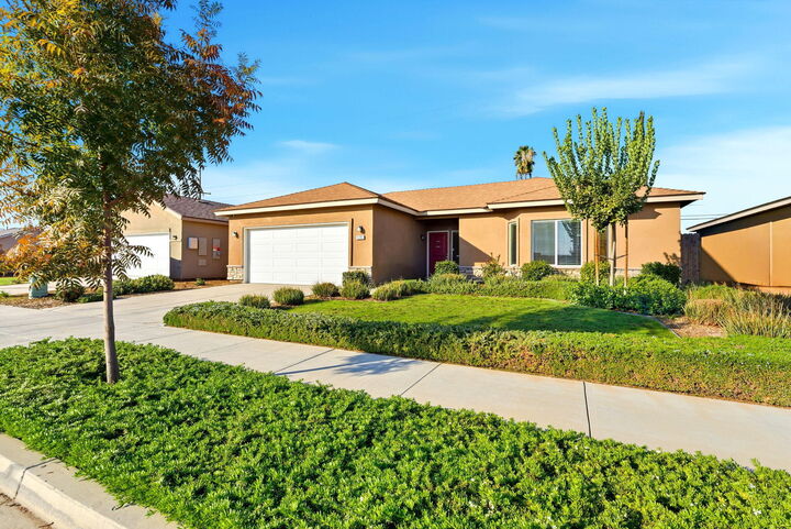 Property Photo:  1101 S Royal Oak Place  CA 93257 
