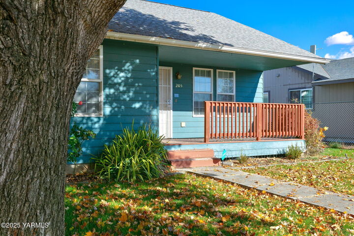 Property Photo:  205 W Seattle Ave  WA 98936