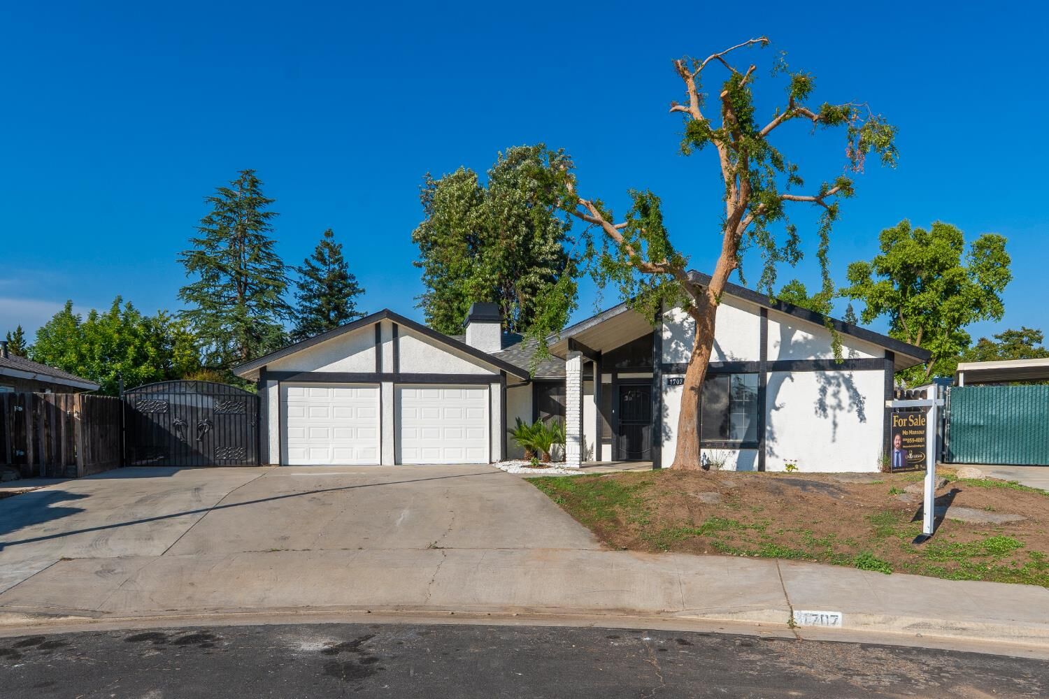 Property Photo: 1707 Douglas Avenue CA 93611
