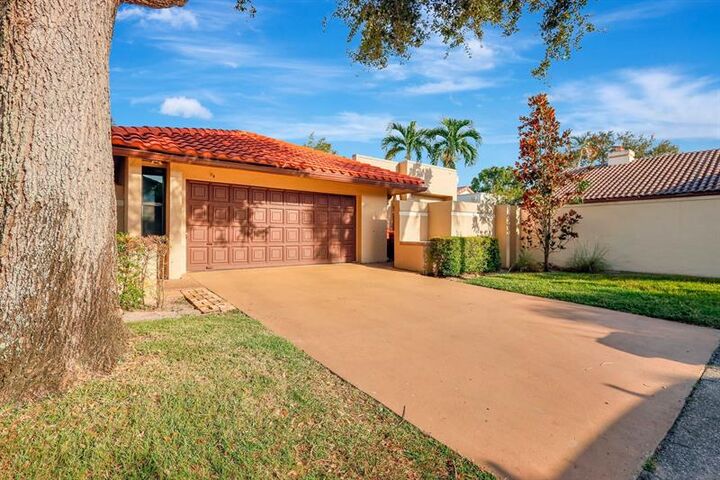 Property Photo: 6810 Allegre Ct FL 33433