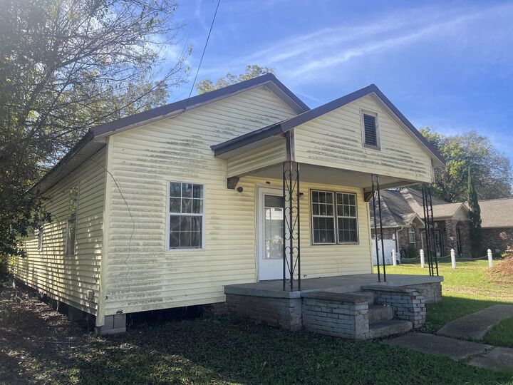 Property Photo: 1218 7th Ave N MS 39701