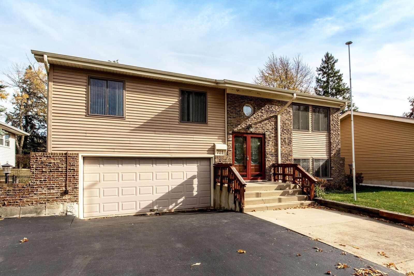 Property Photo: 721 S Oak Street IL 60185