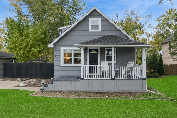 Property Photo: 907 Maple Avenue IL 60532