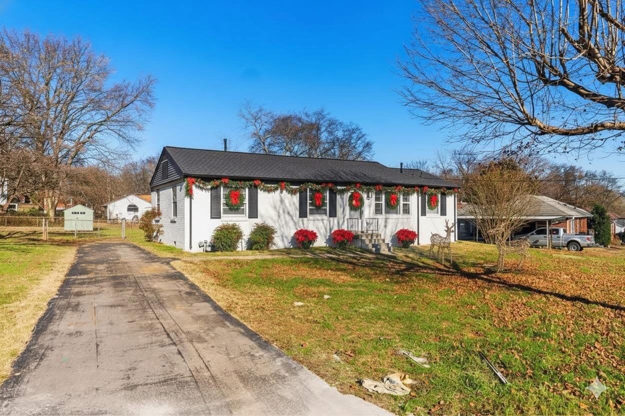 Property Photo:  2906 Lakeland Dr E  TN 37214 