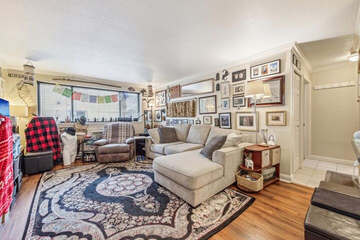 Property Photo:  3120 Hennepin Avenue 103  MN 55408 