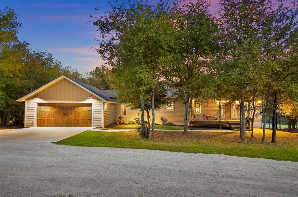 Property Photo: 409 Brindley Road TX 76064
