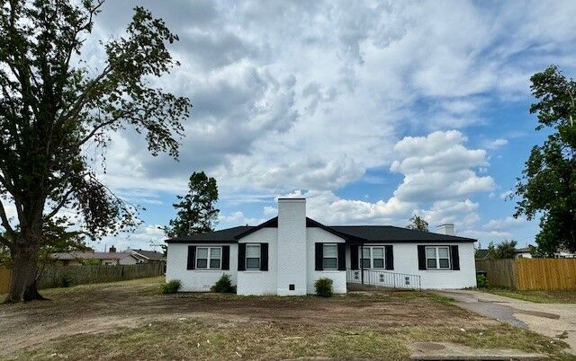 Property Photo: 906 N 8th Street AR 72756