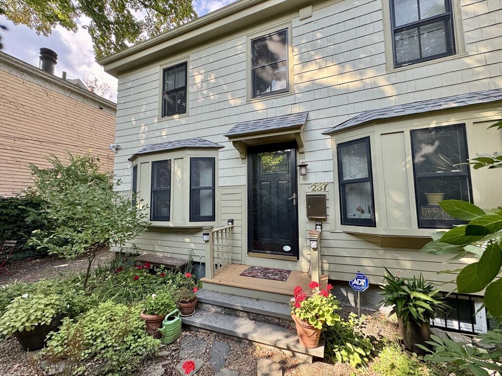 Property Photo: 237 Mount Auburn St 237 MA 02138