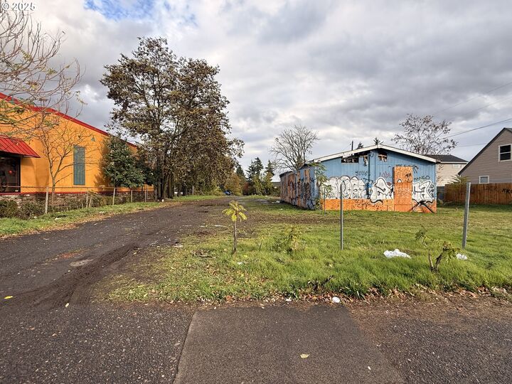 Property Photo:  2706 SE 122nd Ave  OR 97236 