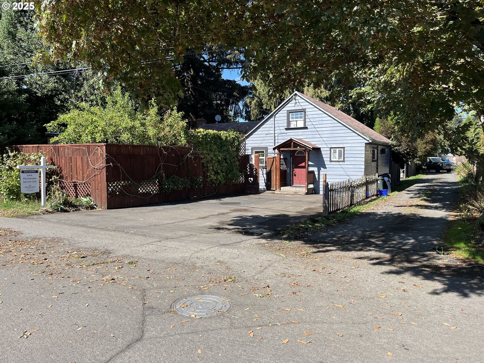 Property Photo: 93 E Hillcrest Dr OR 97404