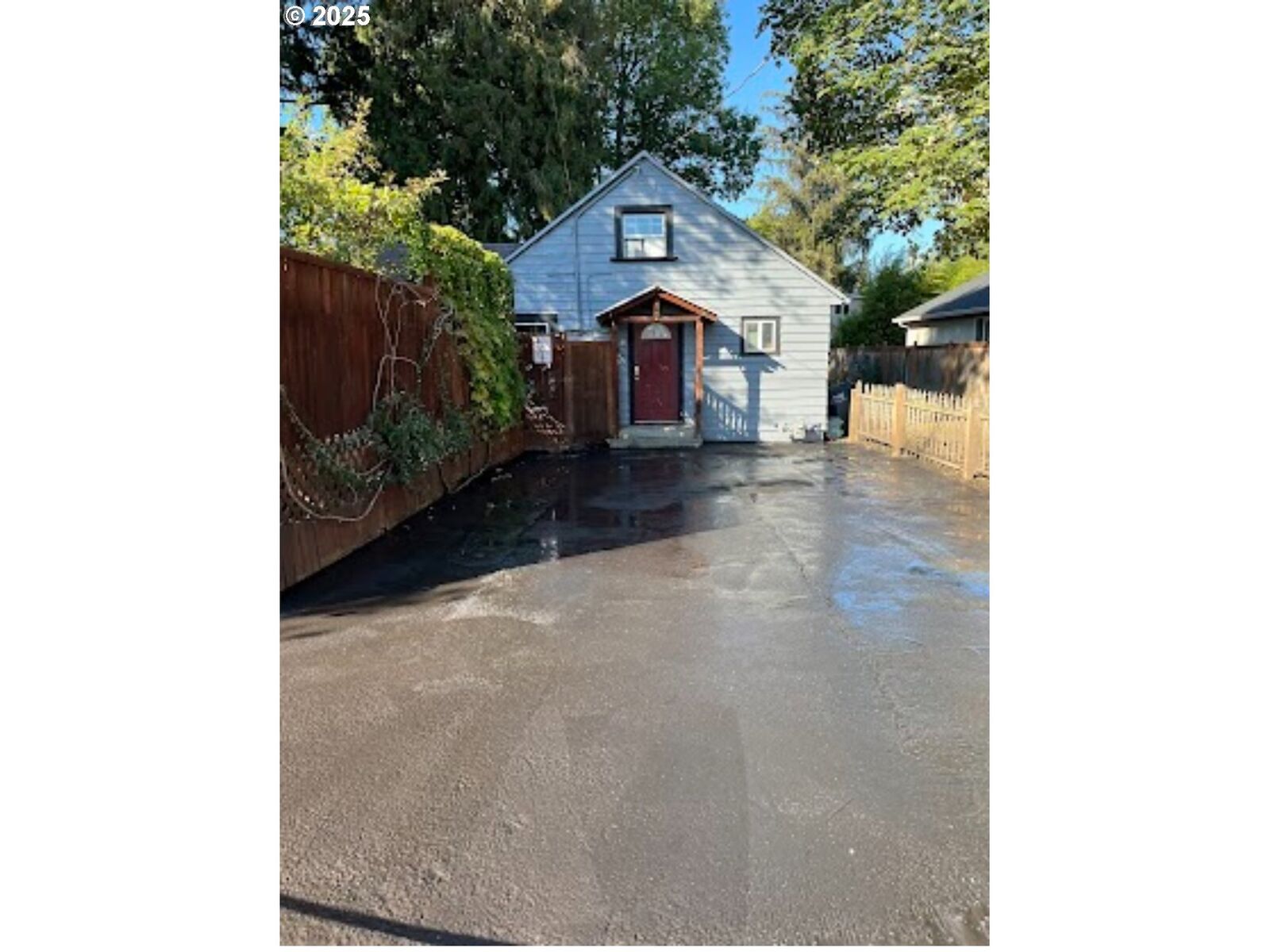 Property Photo: 93 E Hillcrest Dr OR 97404