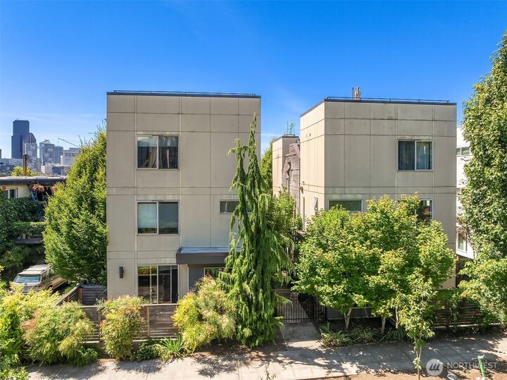 Property Photo:  933  16th Avenue A  WA 98122 