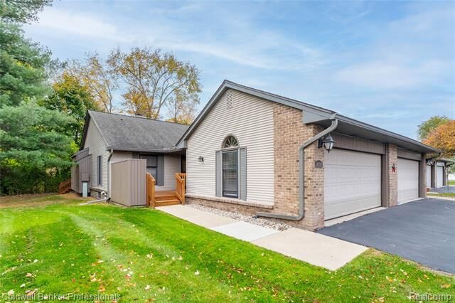 Property Photo: 14098 Meadow Hill Lane MI 48170