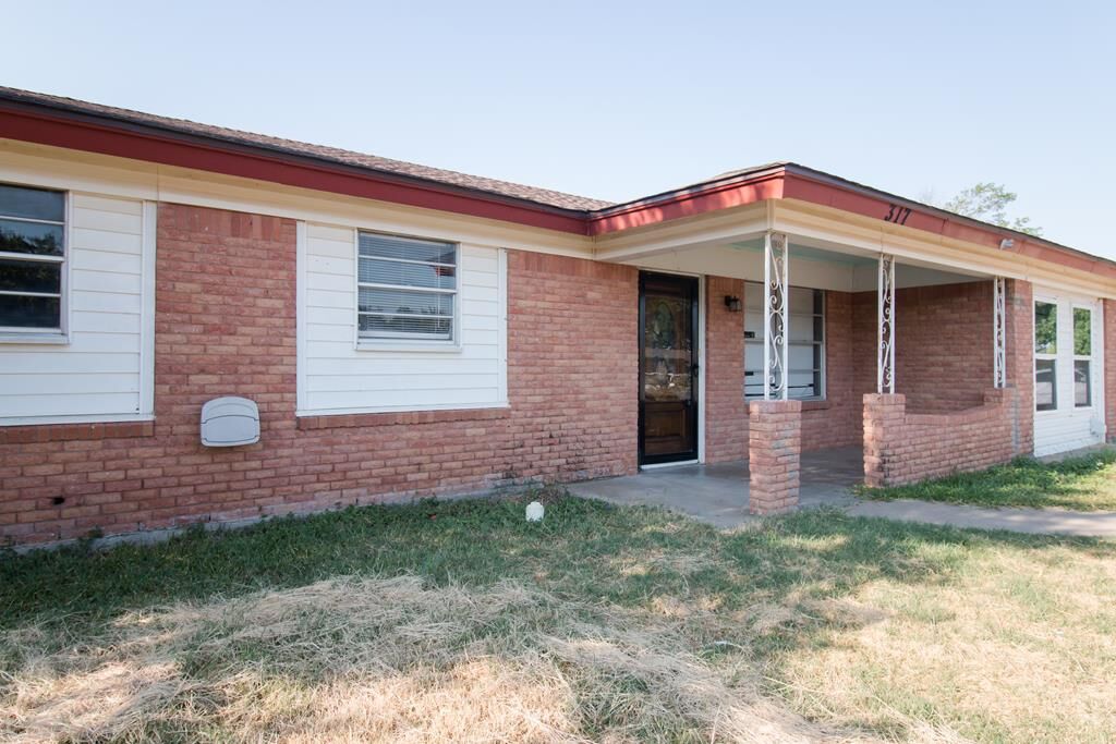 Property Photo:  317 Van Zandt St  TX 76905 