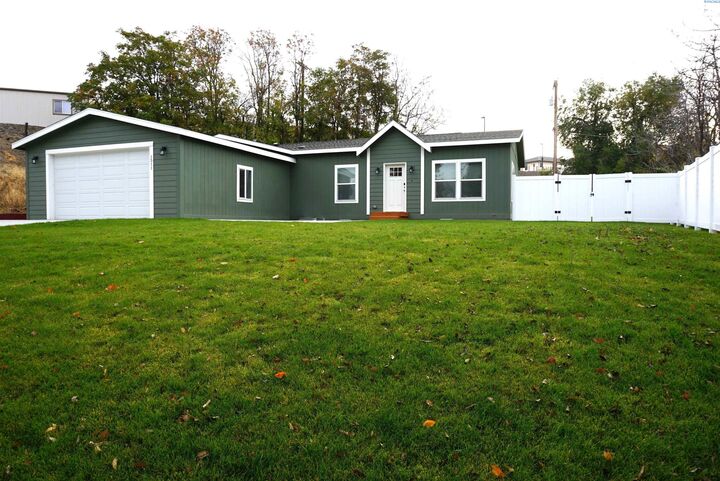 Property Photo:  1511 Meade Ave.  WA 99350 