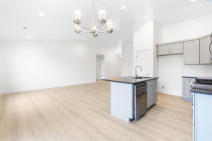 Property Photo:  2840 S Roosevelt St  WA 99338 