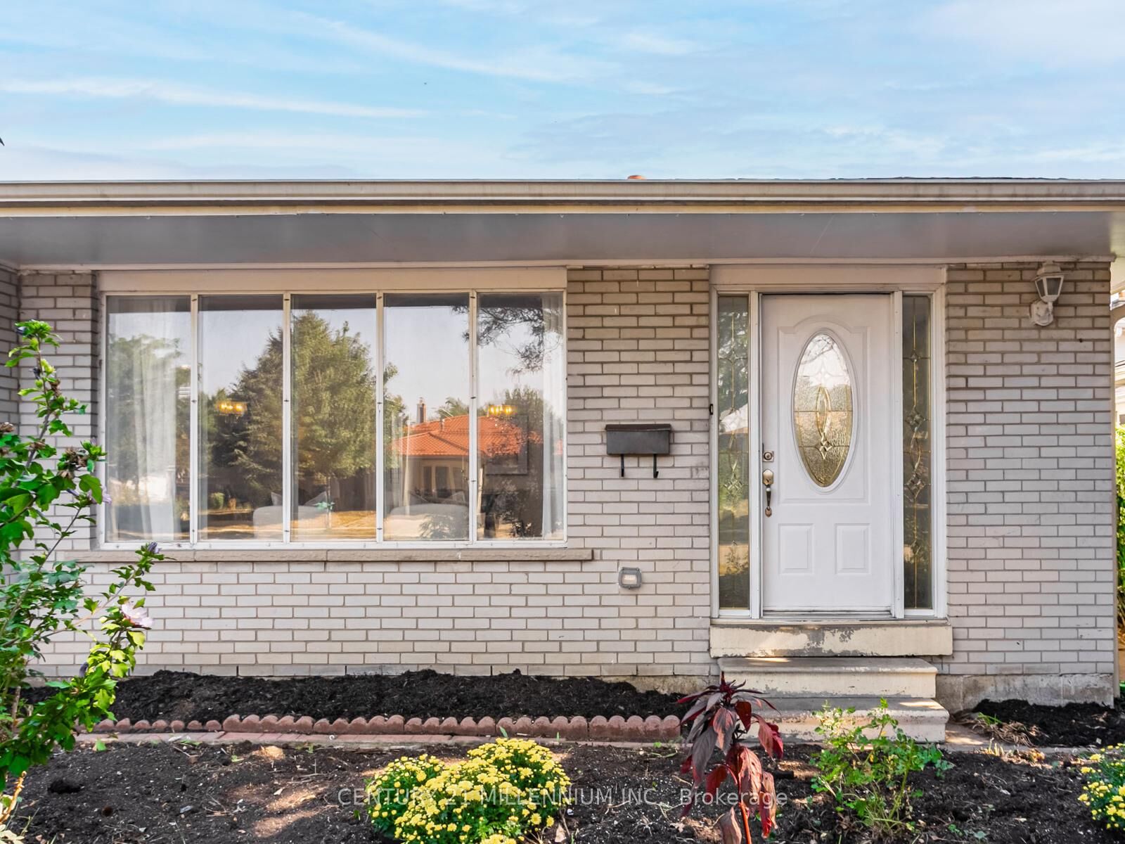 Photo de la propriété:  986 McBride Avenue  ON L5C 1L6 