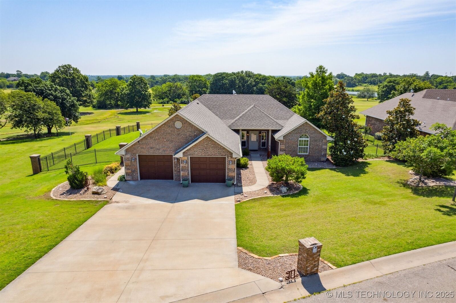 Property Photo:  917 Country Club Drive  OK 74023 