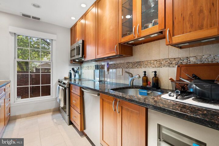 Property Photo: 1944 N Cleveland Street 1 VA 22201