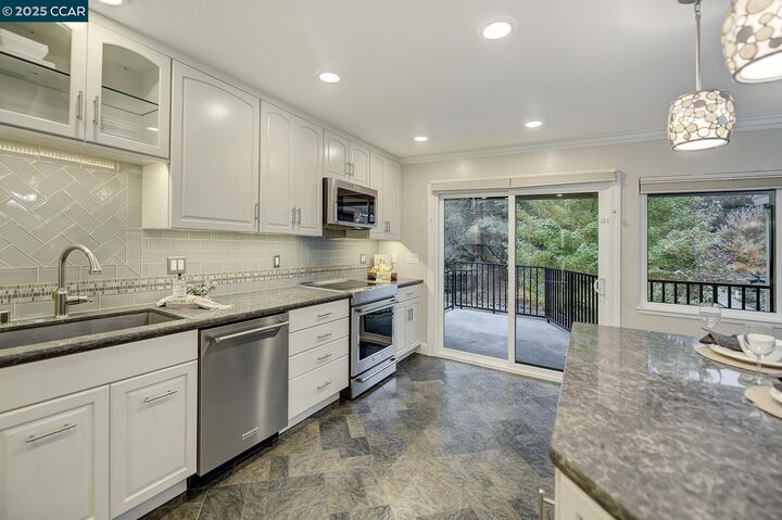 Property Photo:  3050 Rossmoor Pkwy 1  CA 94595 