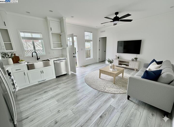 Property Photo: 2572 Park Side Dr 2572 CA 94587