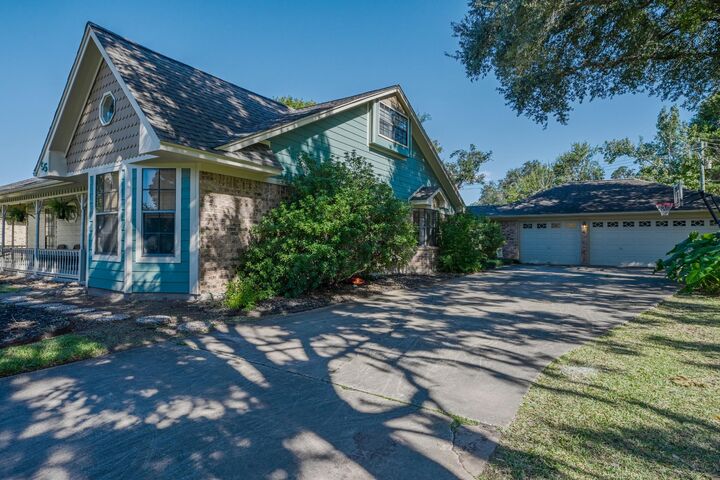 Property Photo: 55 Royal Oak Circle TX 77566