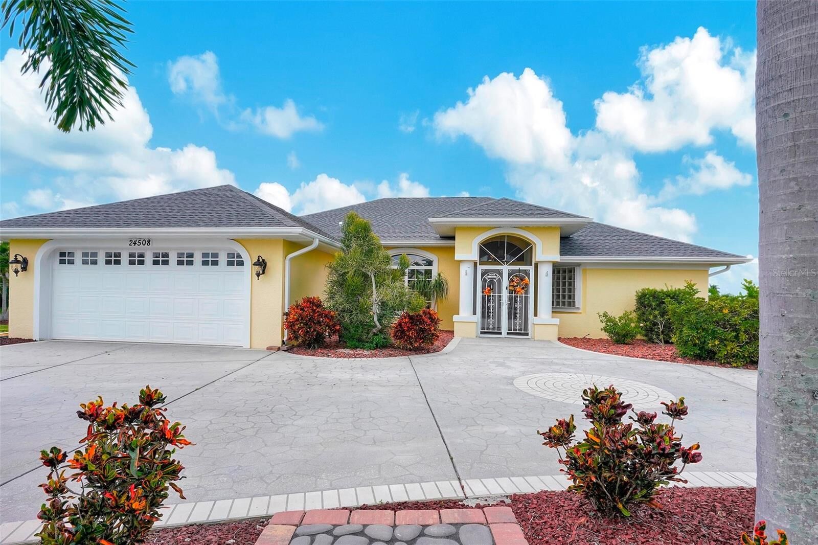 Property Photo: 24508 Saragossa Lane FL 33955