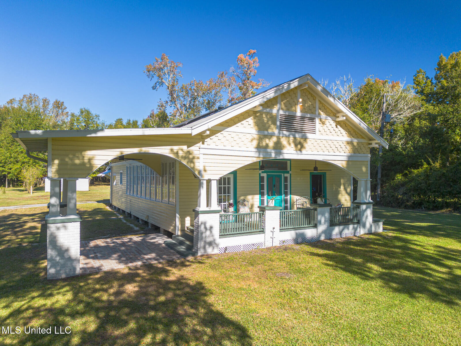 Property Photo:  502 Jeff Davis Avenue  MS 39576 