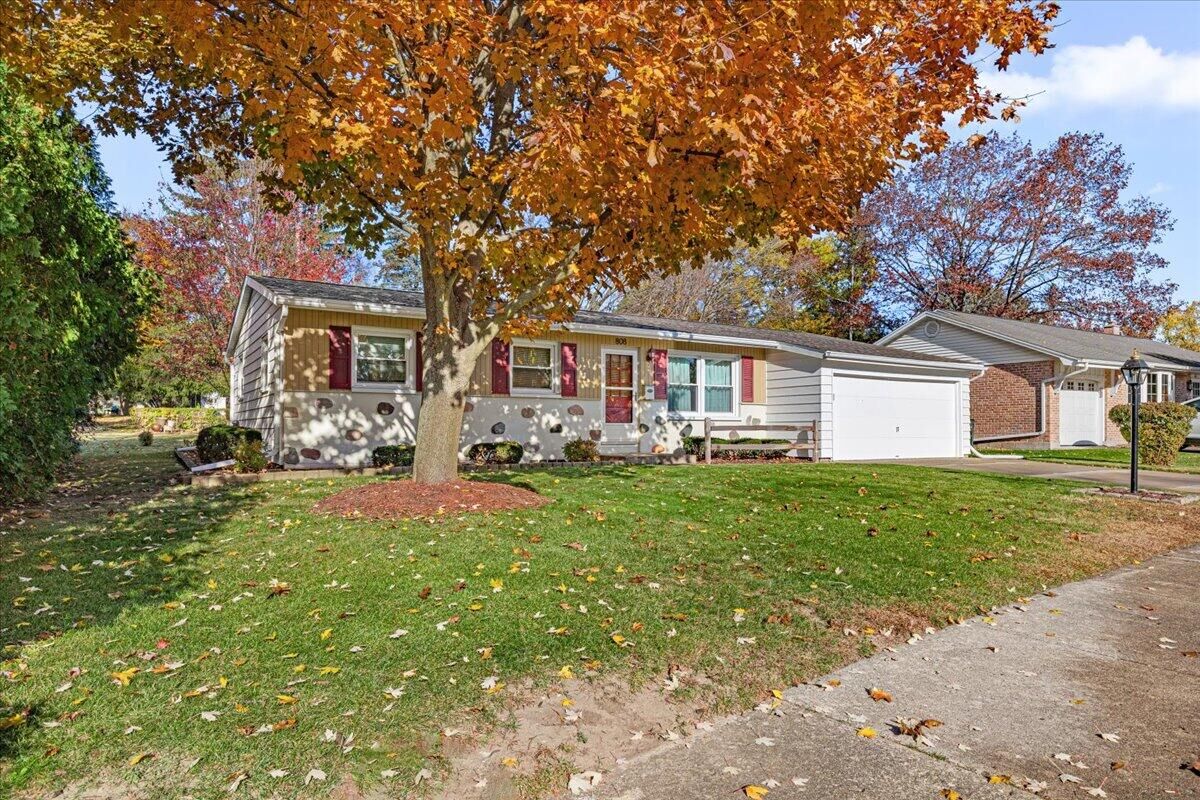 Property Photo: 808 Meadowbrook Dr WI 53090
