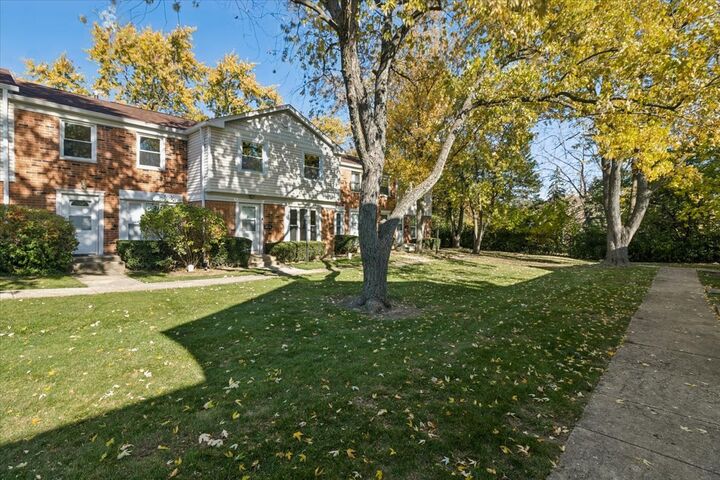 Property Photo:  2074 Essex Court 2074  IL 60107 