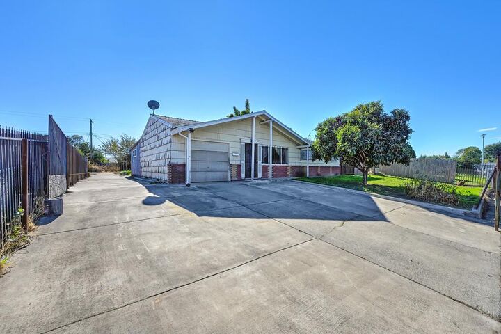 Property Photo:  7580 Bellini Way  CA 95828 