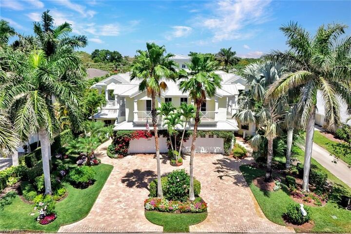 Property Photo: 699 Fairway Ter FL 34103