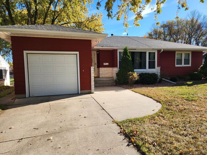 Property Photo: 902 Clausen Avenue MN 56007