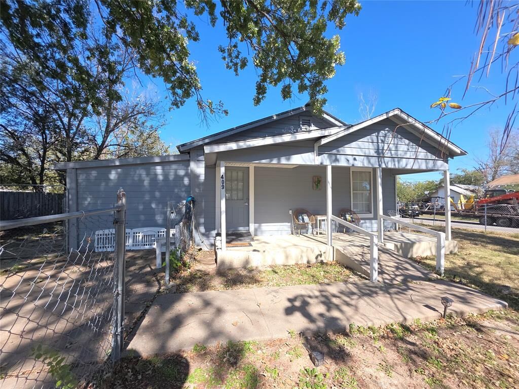 Property Photo: 409 E Houston Street TX 76667