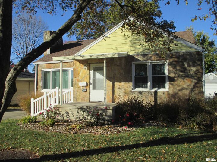 Property Photo: 2211 W Clarke Avenue IL 61604