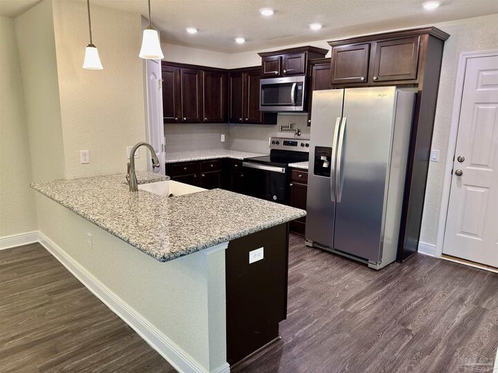 Property Photo: 5065 Peach Dr FL 32571