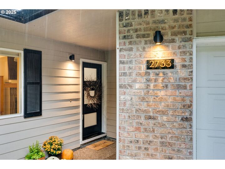 Property Photo: 2733 NE 92nd Ave OR 97220