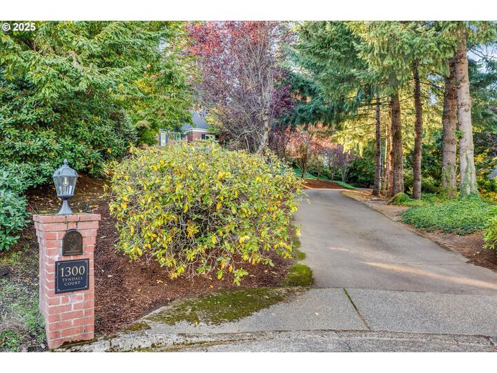 Property Photo:  1300 Tyndall Ct  OR 97034 