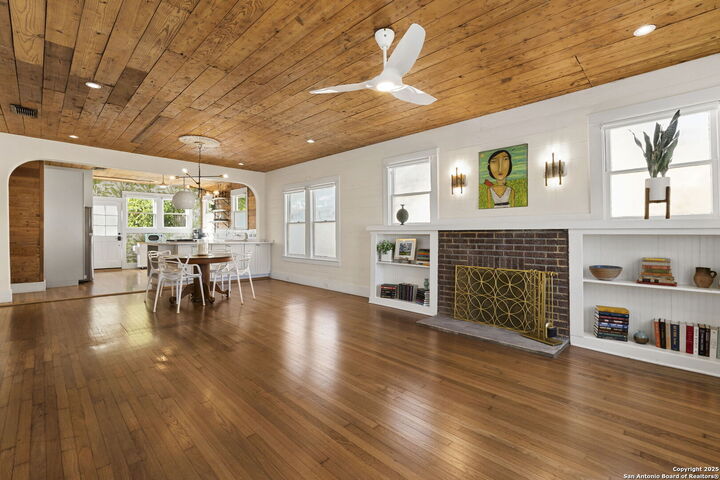 Property Photo: 620 E Myrtle TX 78212