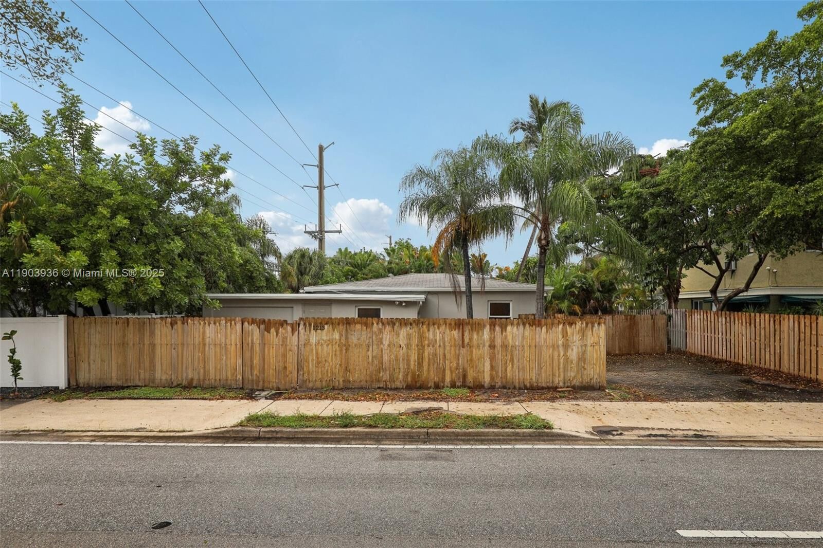 Property Photo: 1213 NE 13th St FL 33304
