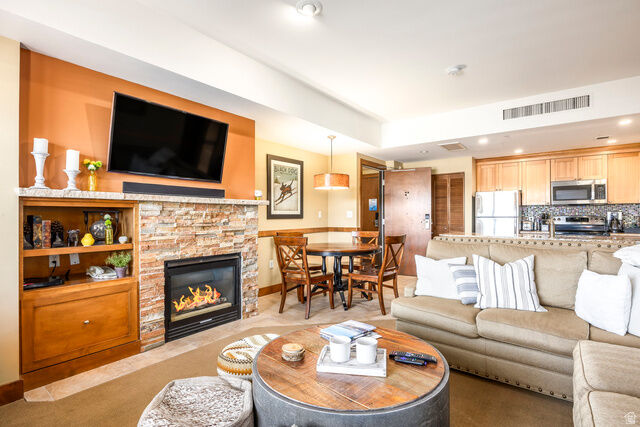 Property Photo: 3720 Sundial Ct B203 UT 84098