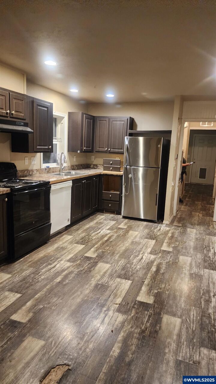 Property Photo: 543 Clay St E 4 OR 97361